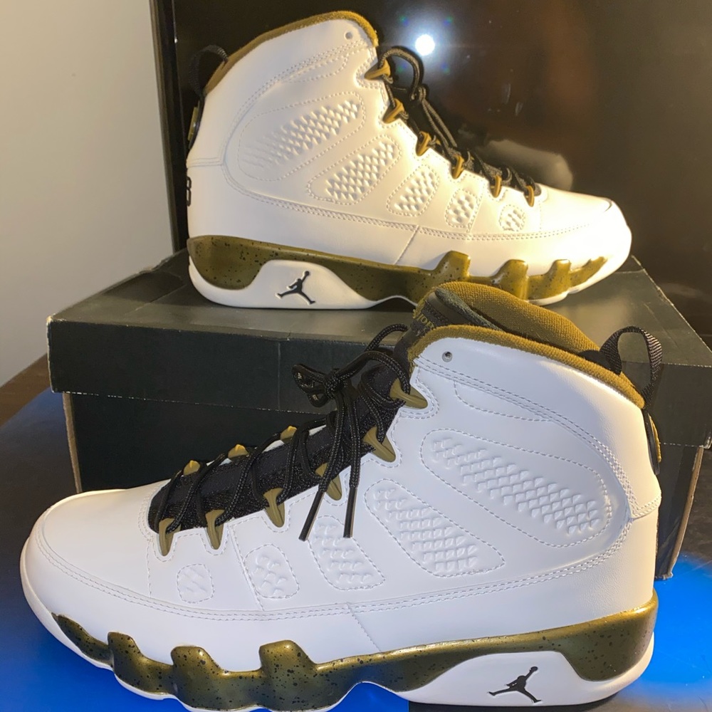 Jordan 10 statue